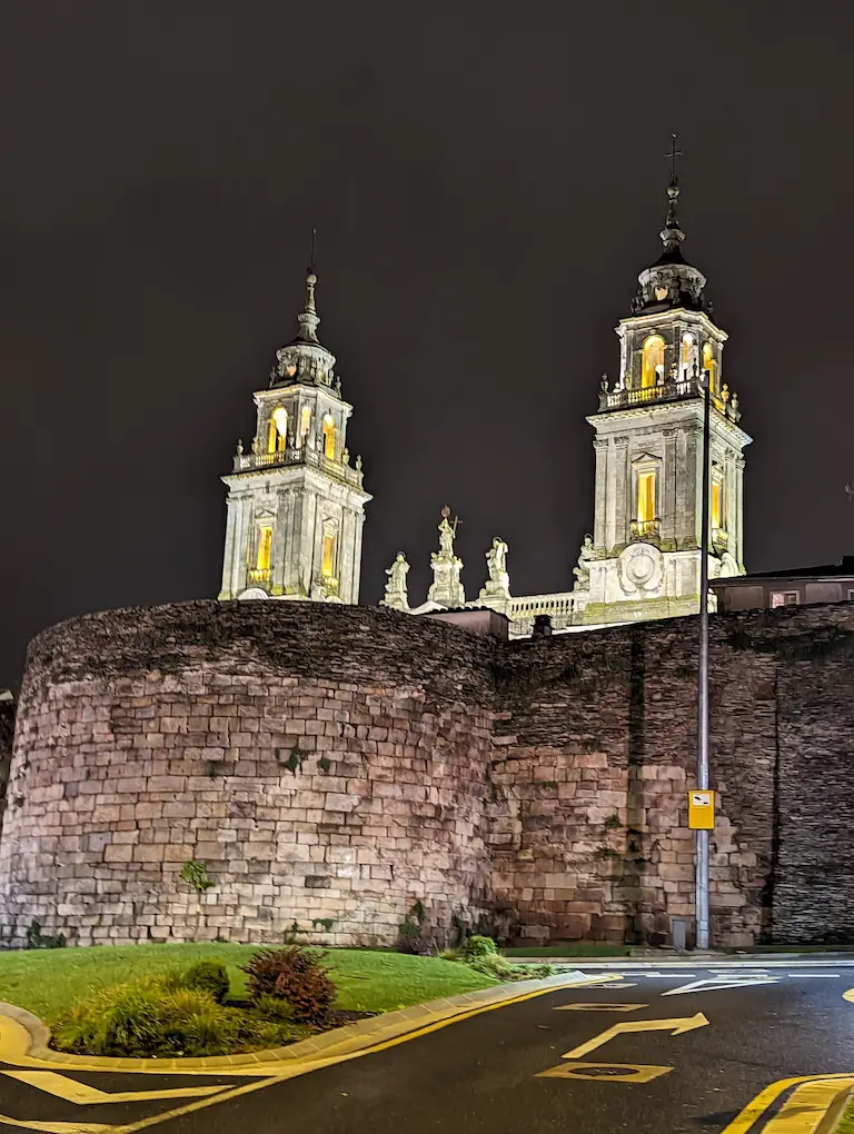 夜晚的盧戈古羅馬城牆與大教堂
Roman city walls and cathedral of Lugo at night